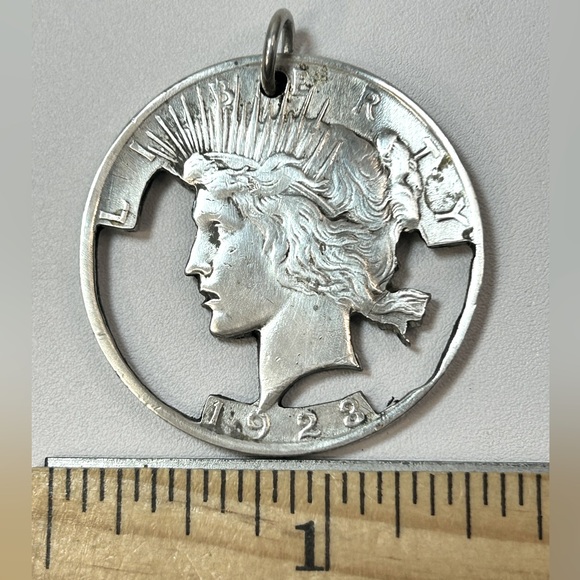 Antique coin pendant Peace Dollar 1923 Hand Cut-Out 90% Silver - Picture 3 of 4